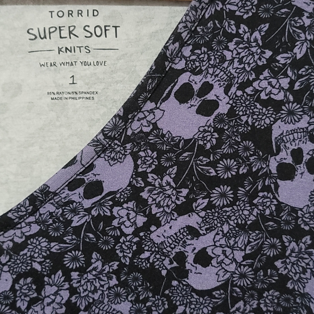 Torrid Skulls and Flowers super soft knit top sz1
